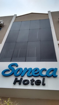 FACHADA EM VIDRO CINZA