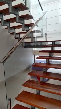 GUARDA CORPO EM INOX E VIDRO